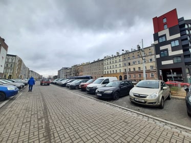 Zielona Rewolucja na Oławskim - rozszczelnienie nawierzchni parkingu wraz z nasadzeniami